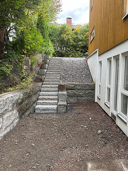 Montert trapp i granitt