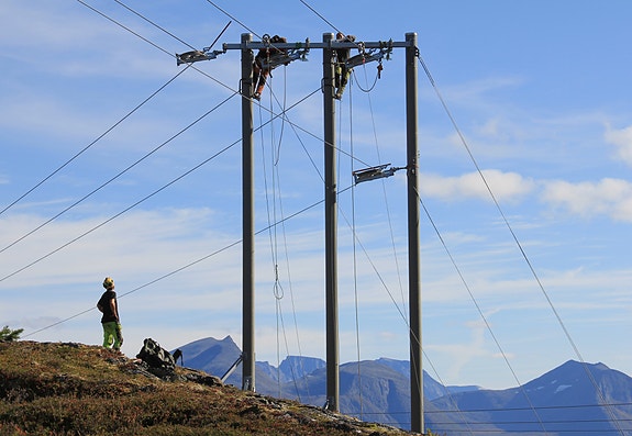 Jøsok har prosjektert mange tremastlinjer i Norge, montert av dyktige entreprenører uten høydeskrekk