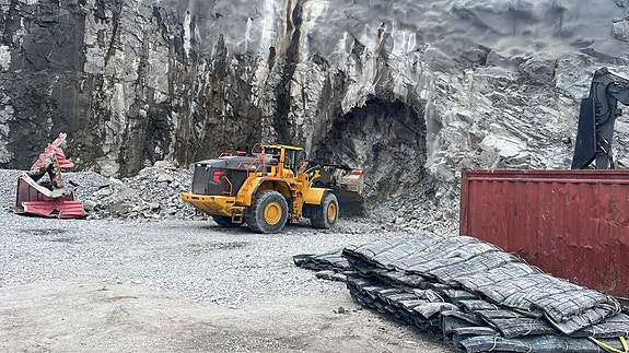 Kontraktør LNS i arbeid med portalen - 2