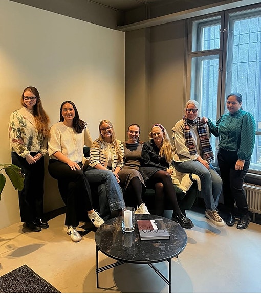 Vi tror på fleksibilitet, mennesket bak kompetansen og et levende verdigrunnlag.
Hos oss er ikke verdiene bare ord – de preger måten vi jobber sammen på.