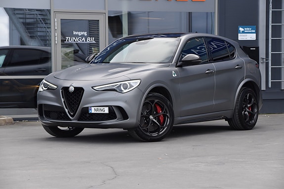 Alfa Romeo Stelvio Quadrifoglio 2 of 5