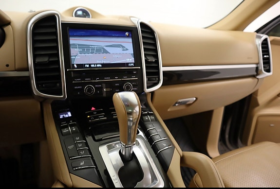 Porsche Cayenne 8 of 22