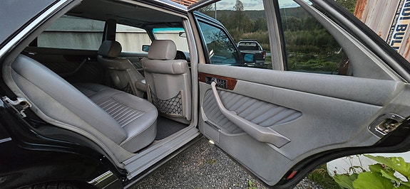 Mercedes-Benz 560 SEL 23 of 28