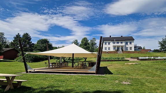 Utekjøkkenet, grønnsakshagen og Våningshuset på Hellerud gård.