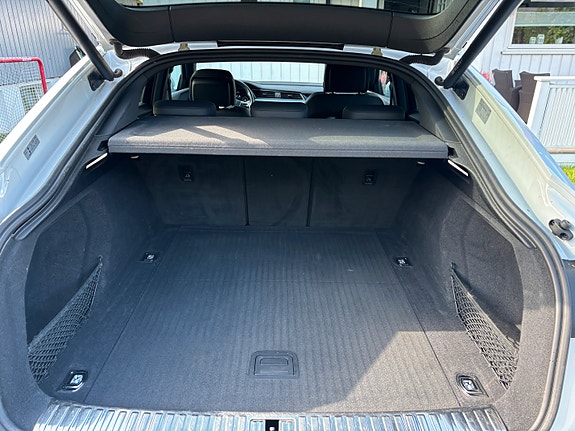 Audi e-tron 12 of 12