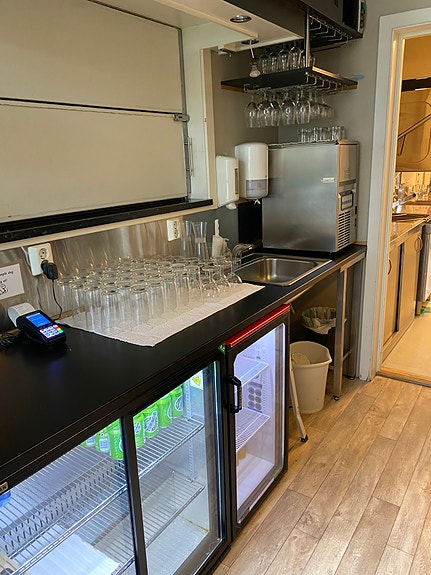 Innsiden av baren. Kan lukkes opp mot kaffestue.