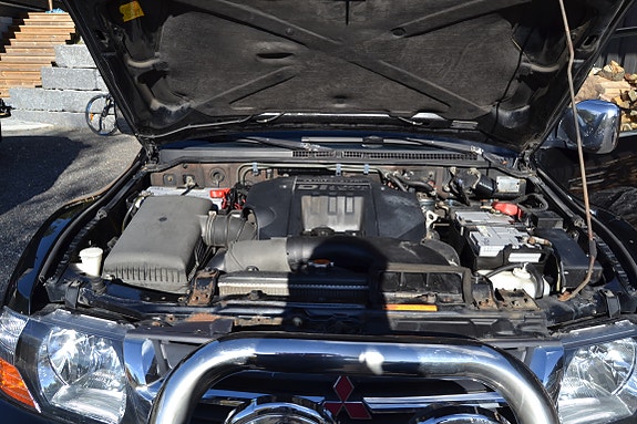 Mitsubishi Pajero 21 of 27