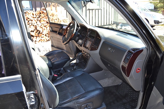 Mitsubishi Pajero 11 of 27