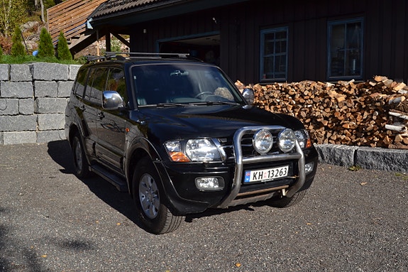 Mitsubishi Pajero 2 of 27