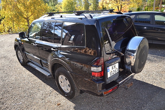 Mitsubishi Pajero 4 of 27