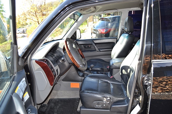 Mitsubishi Pajero 8 of 27