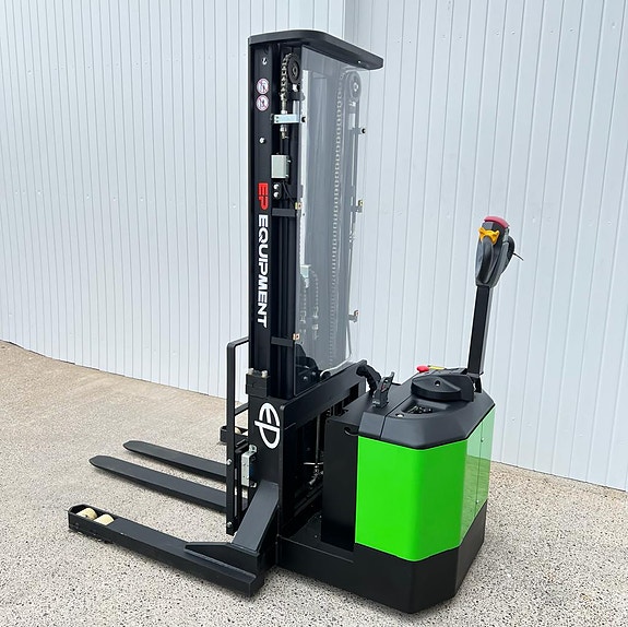 EP ES18-40WA - Elektrisk palle stabler med 1800 KG kapasitet og stor lysåpning (117 CM) mellom støtte bena. Perfekt for de som har behov for en stabler som gjør mer enn å bare flytte enkle paller.