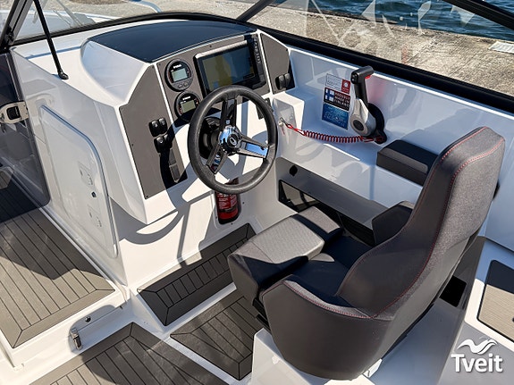 AMT 210 BR m/ Yamaha F150 9 of 24