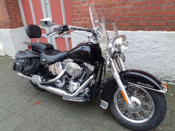 Harley-Davidson Heritage Softail Classic 2 of 5