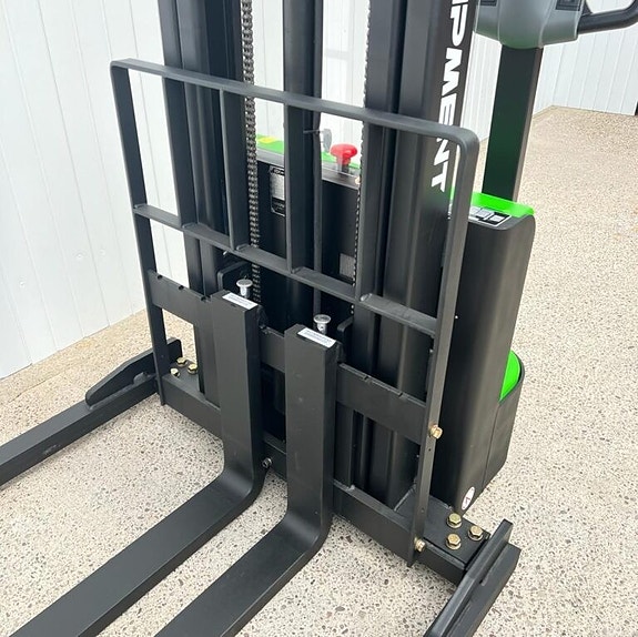 EP ES12-25DM - Elektrisk palle stabler med justerbare støtte ben, perfekt for de som feks. skal laste/losse henger med boogie hjul fra siden. Løfte høyder 3000 MM og 3780 MM på lager - kapasitet 1200 KG. 4 of 4