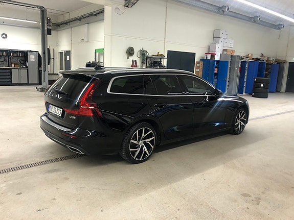 Volvo V60 2 of 23