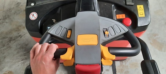 EP ES16-RS - Elektrisk palle stabler med stå brett og sidestøtter -  kapasitet 1600 KG - løfte høyde 4800 MM (med fri løft) 4 of 4