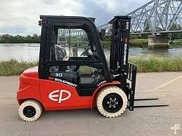 EP EFL 303 - FRI FRAKT - KAMPANJE! Elektrisk truck med 3000 KG kapasitet, lithium batteri, leveres komplett med cabin, sideskift og spreder på gafler. LAGERVARE 2 of 4