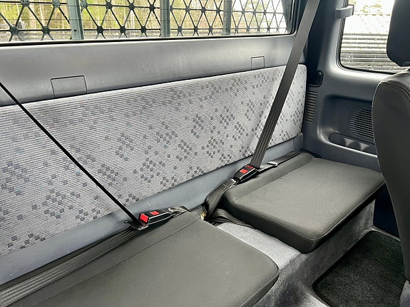 Toyota HiLux 12 of 14