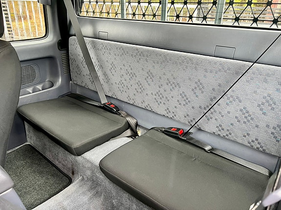 Toyota HiLux 11 of 14