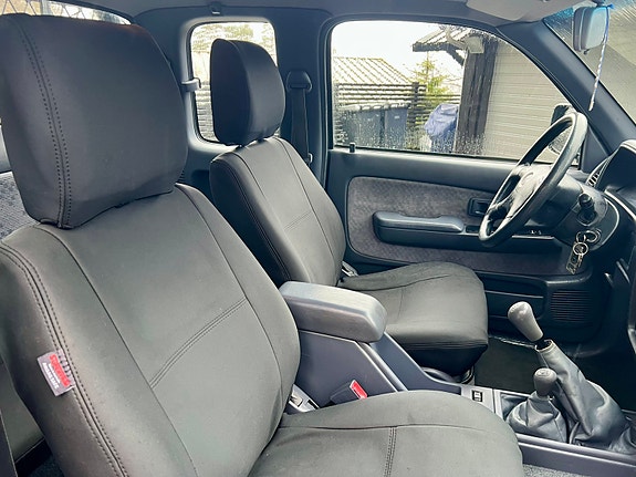 Toyota HiLux 9 of 14