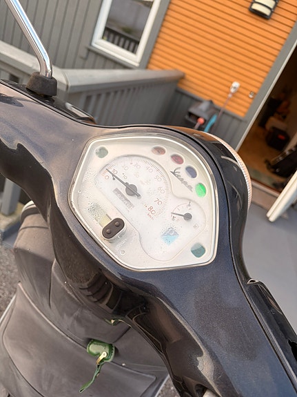 Vespa LX-50 2 of 14