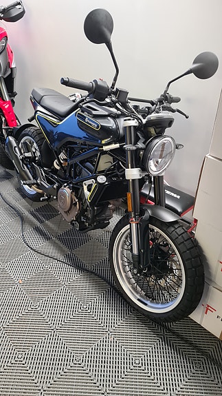 Husqvarna Svartpilen 6 of 24