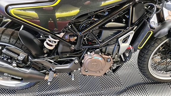 Husqvarna Svartpilen 8 of 24
