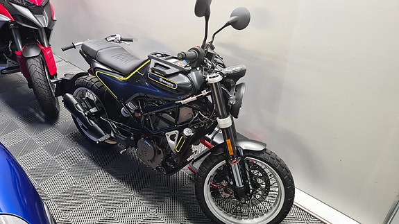 Husqvarna Svartpilen 3 of 24
