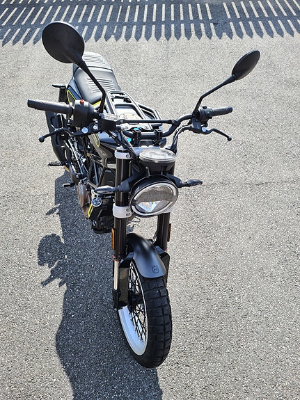 Husqvarna Svartpilen 11 of 24