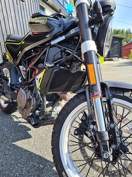 Husqvarna Svartpilen 17 of 24