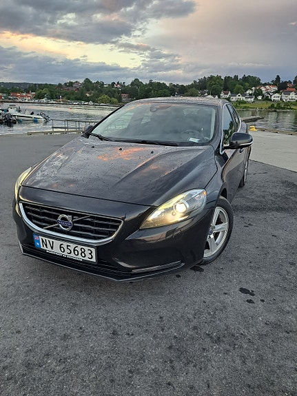 Volvo V40 2 of 5
