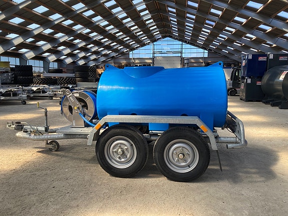 1500L vanntank - Godkjent for drikkevann. Vanningsvogn. Grundfoss pumpe. Slangetrommel