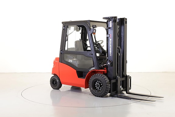 EP EFL253 - NY, PÅ LAGER! FRI FRAKT -elektrisk truck med kapasitet på 2500 KG - komplett med cabin og varmeanlegg, sideskift og spreder på gafler. Leveres med lithium batteri og innebygget lader.