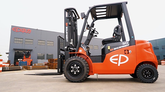 EP EFL 353 -  NY på lager - Elektrisk truck (3,5 t kapasitet), løfte høyde 4800 MM, cabin med varmeanlegg, LED lys, lithium batteri Store hjul med plass for kjetting,. 4 of 4