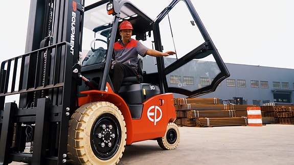 EP EFL 353 -  NY på lager - Elektrisk truck (3,5 t kapasitet), løfte høyde 4800 MM, cabin med varmeanlegg, LED lys, lithium batteri Store hjul med plass for kjetting,. 3 of 4