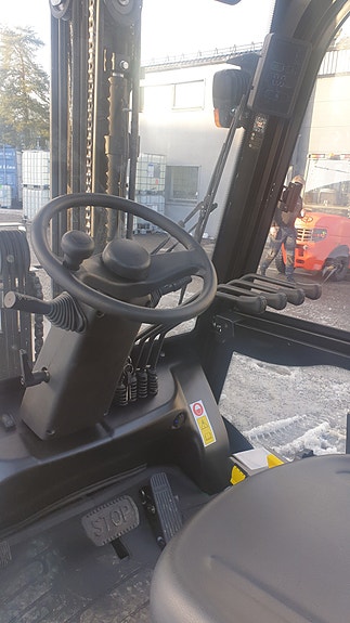 EP EFL303 -  (NY) Elektrisk truck med lithium batteri. 4,8 M løfte høyde med fri løft mast, sideskift og spreder. Godt utstyrt!  LAGERVARE! 4 of 6