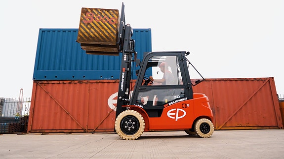 EP EFL303 -  (NY) Elektrisk truck med lithium batteri. 4,8 M løfte høyde med fri løft mast, sideskift og spreder. Godt utstyrt!  LAGERVARE! 3 of 6