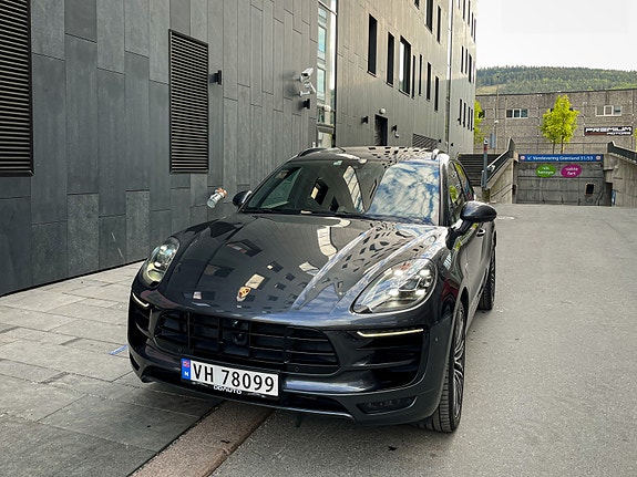 Porsche Macan 2 of 5