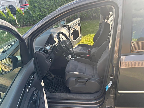 Volkswagen Touran 6 of 9