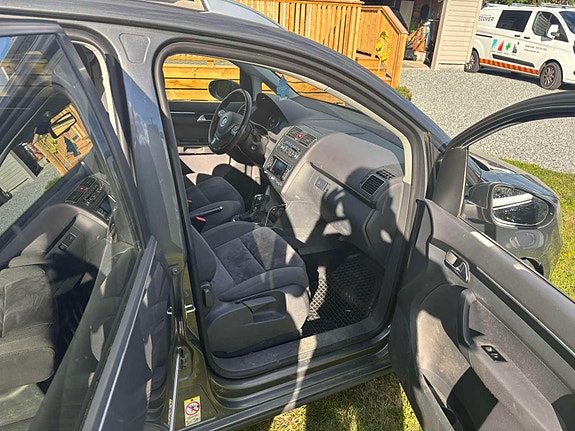 Volkswagen Touran 2 of 9