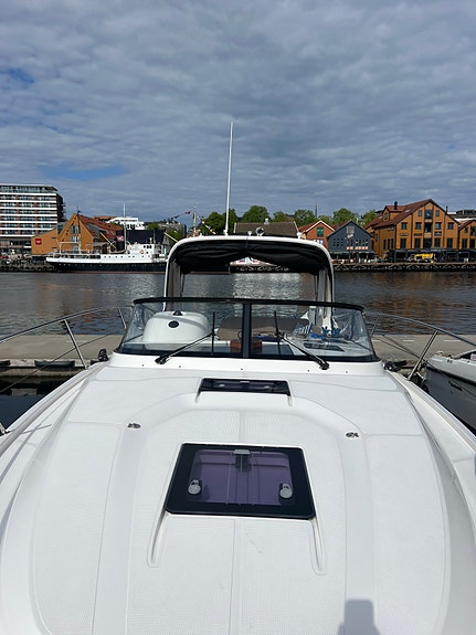 Strøken og velutstyrt BAVARIA 32 SPORT selges. Kun gått 900 timer! 18 of 30