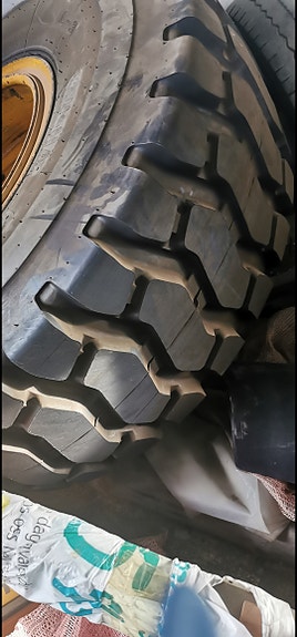 Volvo 3stk felger. Brukt på L 90 B samt 1 dekk på felg brukt 5 timer 3 of 3