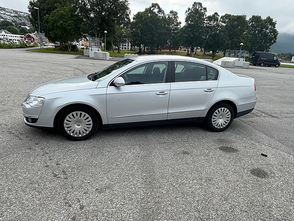 Volkswagen Passat 3 of 17