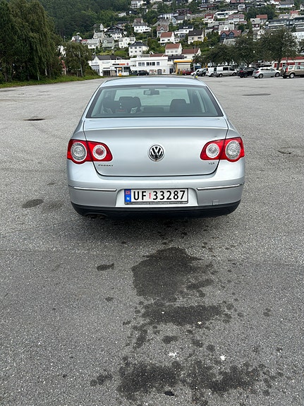 Volkswagen Passat 4 of 17