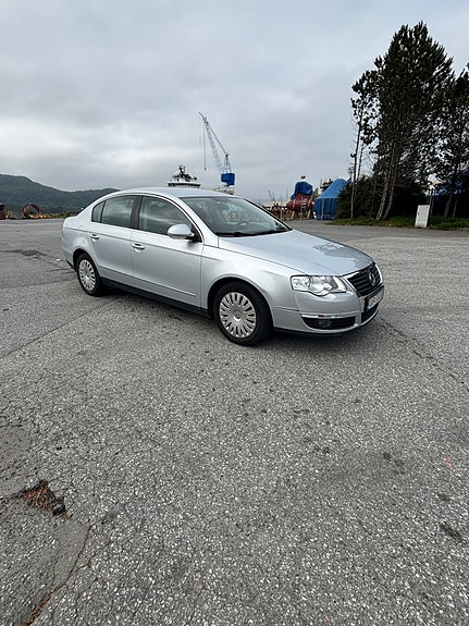 Volkswagen Passat 2 of 17