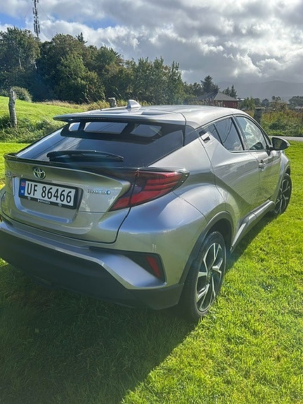 Toyota C-HR 2 of 7
