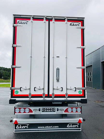 Ekeri FNA trailer med 2-temp og bommer. PÅ LAGER! Løft på første aksel og sving på siste. Bra med verktøykasser. Be om tilbud! 3 of 5
