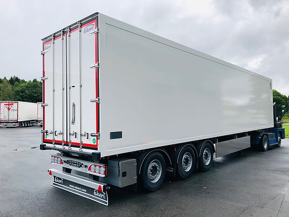 Ekeri FNA trailer med 2-temp og bommer. PÅ LAGER! Løft på første aksel og sving på siste. Bra med verktøykasser. Be om tilbud! 4 of 5