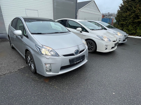 Toyota Prius 2 of 5